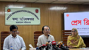 ইউনূসকে হেনস্তা ‘স্পষ্ট সহিংসতা’, আইনি পদক্ষেপ নেওয়া হবে: তথ্য উপদেষ্টা