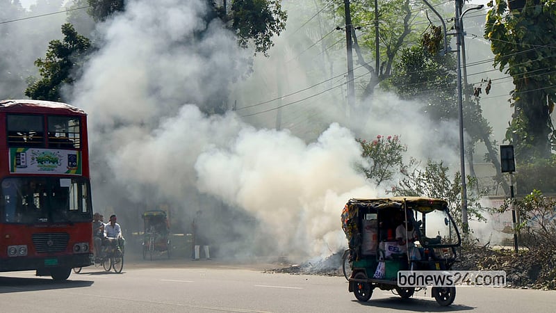 ঢাকা বিশ্ববিদ্যালয়ের বিভিন্ন সড়কের পাশে প্রায়ই আবর্জনা ও গাছের শুকনো পাতা পোড়াতে দেখা যায়। মঙ্গলবার দুপুরে ময়লা-আবর্জনা পোড়ানোর ধোঁয়ায় আচ্ছন্ন ছিল টিএসসি ও রোকেয়া হলের মাঝখানের সড়ক। ছবি: শামছুল হক রিপন