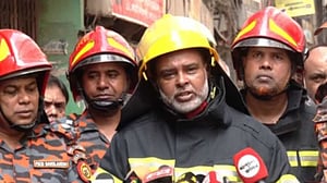 সরু গলি, তাপ ও পানির ঘাটতি ‘কঠিন করেছে’ চকবাজারে আগুন নেভানোর কাজ
