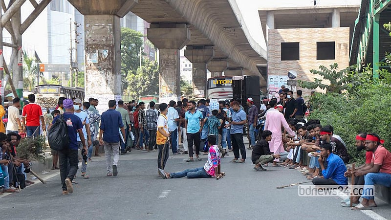 মজুরি বাড়ানোর দাবিতে বিভিন্ন পোশাক কারখানার শ্রমিকেরা বুধবার রাজধানীর উত্তরায় মহাসড়ক অবরোধ করে বিক্ষোভ দেখান। ছবি: শামছুল হক রিপন