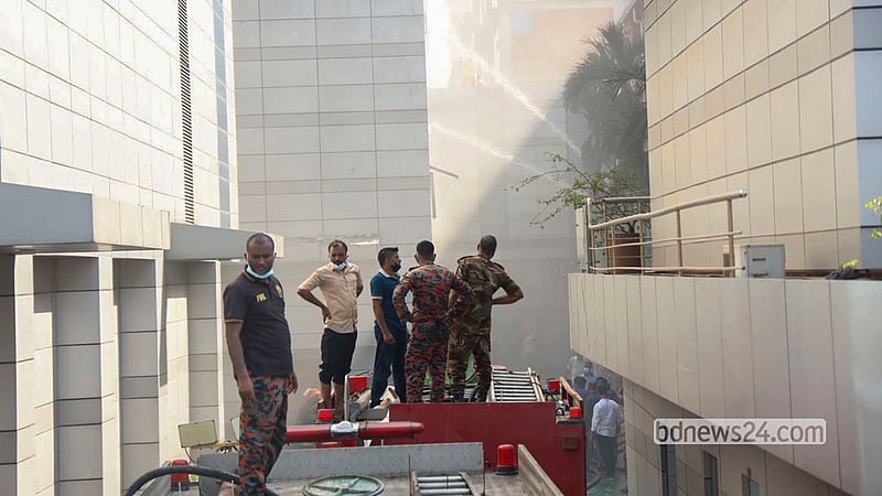 গাজীপুরের টঙ্গীর চেরাগ আলী এলাকায় ‘ড্রাগ ইন্টারন্যাশনাল লিমিটেড’ নামের একটি ওষুধ কারখানায় বুধবার সকালে আগুন লাগে। আগুন নিয়ন্ত্রণে সেখানে কাজ করে ফায়ার সার্ভিসের ১৯টি ইউনিট। ছবি: শামছুল হক রিপন