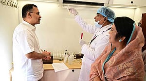 খাবার পরীক্ষার ‘ভ্রাম্যমাণ পরীক্ষাগার’ দেখলেন প্রধানমন্ত্রী
