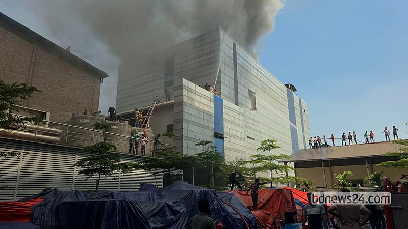 টঙ্গীর চেরাগ আলী এলাকায় ‘ড্রাগ ইন্টারন্যাশনাল লিমিটেড’ কারখানায় বুধবার সকালে আগুন লাগার পর তা নেভানোর চেষ্টায় ফায়ার সার্ভিসের কর্মীরা। 