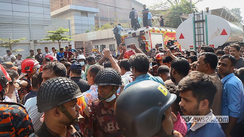 গাজীপুরের টঙ্গীর চেরাগ আলী এলাকায় ‘ড্রাগ ইন্টারন্যাশনাল লিমিটেড’ নামের একটি ওষুধ কারখানায় বুধবার সকালে আগুন লাগে। আগুন নিয়ন্ত্রণে সেখানে কাজ করে ফায়ার সার্ভিসের ১৯টি ইউনিট। ছবি: শামছুল হক রিপন
