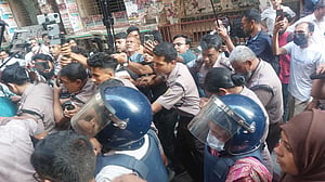 আয়াস-রিমির মামলার শুনানিতে আইনজীবীকে মারধর, হট্টগোল