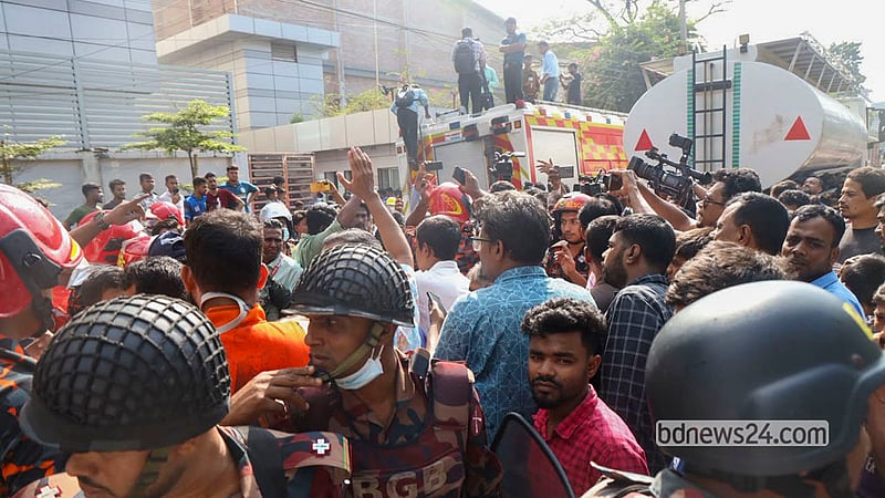 গাজীপুরের টঙ্গীর চেরাগ আলী এলাকায় ‘ড্রাগ ইন্টারন্যাশনাল লিমিটেড’ নামের একটি ওষুধ কারখানায় বুধবার সকালে আগুন লাগে। আগুন নিয়ন্ত্রণে সেখানে কাজ করে ফায়ার সার্ভিসের ১৯টি ইউনিট। ছবি: শামছুল হক রিপন