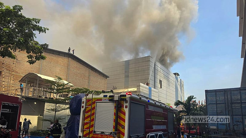 টঙ্গীর চেরাগ আলী এলাকায় ‘ড্রাগ ইন্টারন্যাশনাল লিমিটেড’ কারখানায় বুধবার সকালে আগুন লাগার পর তা নেভানোর চেষ্টায় ফায়ার সার্ভিসের কর্মীরা। 