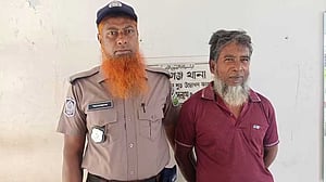 জামালপুরে ৫০০ টাকা বাজিতে জীবন্ত শালিক খেয়ে আটক ইজিবাইক চালক