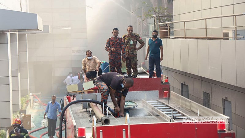 গাজীপুরের টঙ্গীর চেরাগ আলী এলাকায় ‘ড্রাগ ইন্টারন্যাশনাল লিমিটেড’ নামের একটি ওষুধ কারখানায় বুধবার সকালে আগুন লাগে। আগুন নিয়ন্ত্রণে সেখানে কাজ করে ফায়ার সার্ভিসের ১৯টি ইউনিট। ছবি: শামছুল হক রিপন