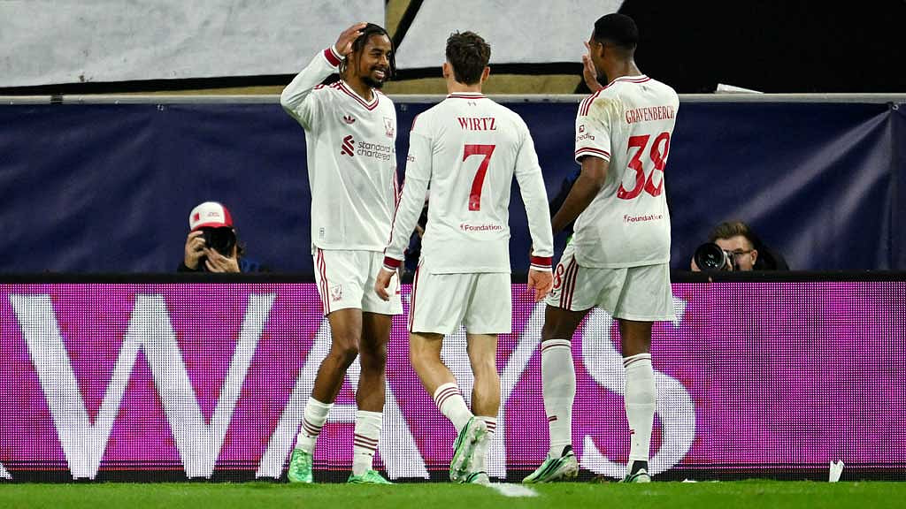৯ গোলের লড়াইয়ে বাহকোলার হ্যাটট্রিক, লিভারপুলের বড় জয়