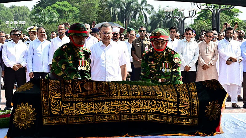 জাতীয় সংসদ ভবনের দক্ষিণ প্লাজায় বুধবার বিএনপির বাণিজ্যবিষয়ক সম্পাদক ও ঢাকার সাবেক সংসদ সদস্য সালাহউদ্দিন আহমেদের প্রতি শেষ শ্রদ্ধা জানান প্রধানমন্ত্রী তারেক রহমান। ছবি: বিএনপি মিডিয়া সেল