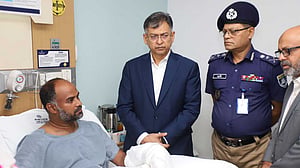 খুলনায় পুলিশ কর্মকর্তার উপর হামলা: ‘প্রকৃত অপরাধীদের’ গ্রেপ্তারের নির্দেশ স্বরাষ্ট্রমন্ত্রীর