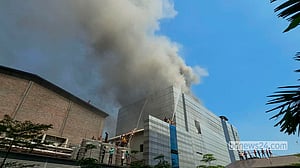 টঙ্গীতে ওষুধ কারখানার আগুন নিয়ন্ত্রণে, চারপাশে রাসায়নিকের ঝাঁঝালো গন্ধ