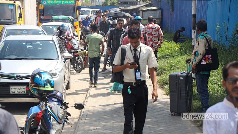 মজুরি বাড়ানোর দাবিতে বিভিন্ন পোশাক কারখানার শ্রমিকেরা বুধবার রাজধানীর উত্তরায় মহাসড়ক অবরোধ করলে দুর্ভোগে পড়েন বিমানবন্দরগামী যাত্রীরা। ছবি: শামছুল হক রিপন
