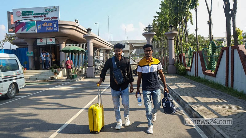 সৌদি আরবের রিয়াদগামী বিমান বাংলাদেশ এয়ারলাইন্সের ফ্লাইট স্থগিত রয়েছে। এ সংকটকালে বিমান বাংলাদেশ এয়ারলাইন্সের জেদ্দাগামী ফ্লাইটে বিশেষ ব্যবস্থায় রিয়াদ পাঠানো হচ্ছে মোহাম্মদ মাসুম বিল্লাহ নামের এক প্রবাসী কর্মীকে। ছবি: শামছুল হক রিপন
