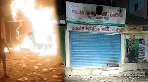 বগুড়ায় এনসিপি কার্যালয়ে অগ্নিসংযোগ, ভিডিও