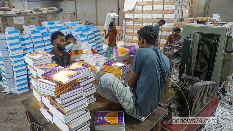 বছরের প্রথম দিন শিক্ষার্থীদের হাতে নতুন বই তুলে দেওয়ার লক্ষ্যে ছাপাখানায় দম ফেলার ফুরসত নেই শ্রমিকদের।&amp;nbsp; ছবি: আব্দুল্লাহ আল মমীন