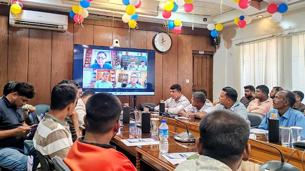 দুধে ভেজাল মেশালে ‘কঠোর ব্যবস্থা’ নেওয়ার নির্দেশ বাণিজ্যমন্ত্রীর