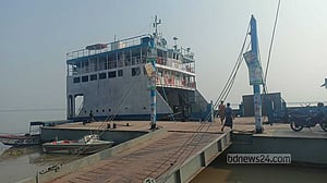 পদ্মায় নাব্য সংকট: নাজিরগঞ্জ-ধাওয়াপাড়া ফেরি চলাচল বন্ধ ৩ দিন, দুর্ভোগ