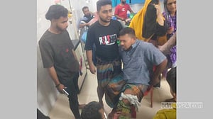 মোহাম্মদপুরে গুলি ও চাপাতির কোপে বাবা-ছেলে আহত