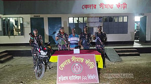 কুড়িগ্রামে ভারতীয় ইয়াবা, মদ, প্রসাধনীসহ গ্রেপ্তার ১