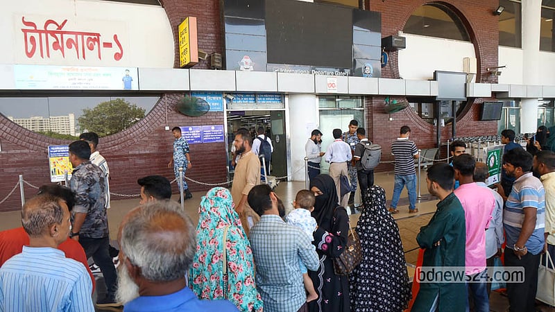 ঢাকার শাহজালাল আন্তর্জাতিক বিমানবন্দরের টার্মিনাল-১-এর সামনে মালপত্র নিয়ে সৌদি আরবসহ বিশ্বের বিভিন্ন দেশের উদ্দেশে রওনা হওয়া যাত্রীদের বিমানবন্দরের দিকে এগিয়ে যেতে দেখা যায়। ছবি: শামছুল হক রিপন