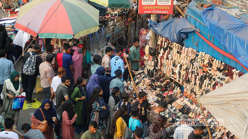ঢাকার নিউমার্কেট এলাকায় সড়কে উপর দোকান বসানোর কারণে চলাচলে ভোগান্তিতে পড়ছে মানুষ। &amp;nbsp;&amp;nbsp;ছবি: আব্দুল্লাহ আল মমীন