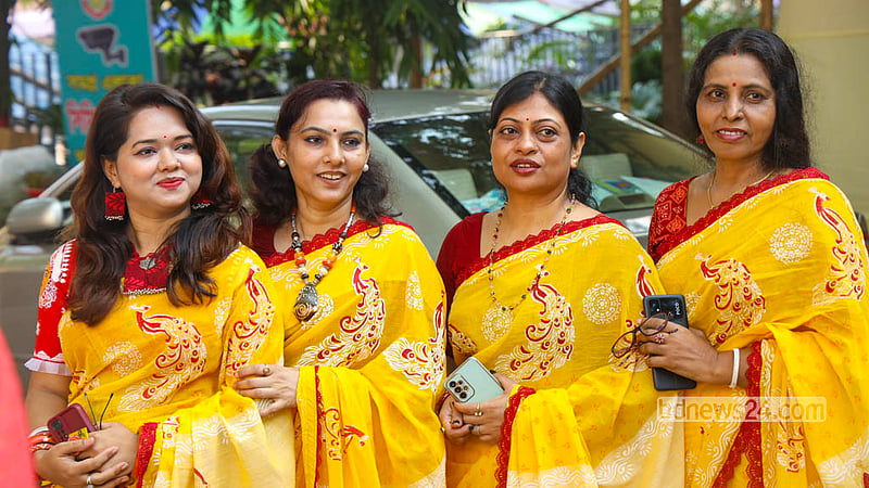 দেবীর আবাহনে উৎসবমুখর ঢাকেশ্বরী মন্দির; ষষ্ঠীপূজার দিনে আনন্দঘন মুহূর্তে সনাতন ধর্মাবলম্বী নারীরা। ছবি: শামছুল হক রিপন
