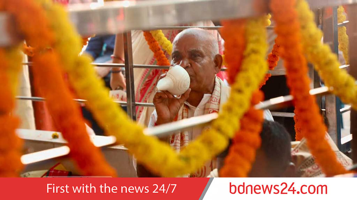 মহাষষ্ঠীর আচারের মধ্য দিয়ে শুরু হলো ছয় দিনের শারদীয় দুর্গোৎসব