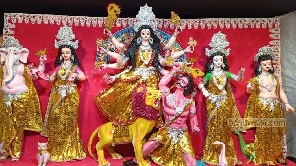 রাজশাহীতে ১০ হাজার কয়েন চকলেটে দুর্গাপ্রতিমা