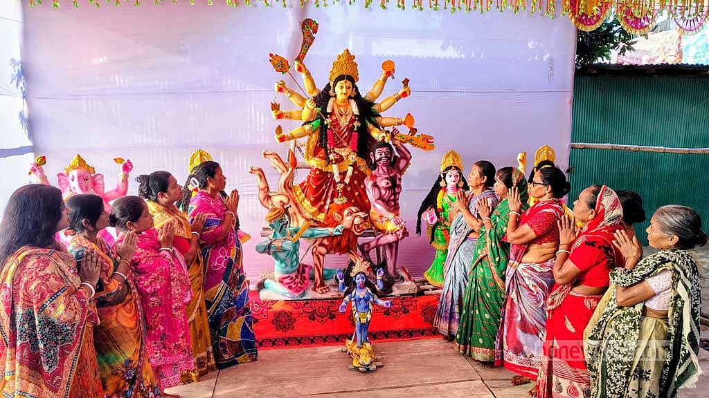 শেরপুরে অনগ্রসর নারীদের ‘মুষ্টির চালে’ দুর্গাপূজা