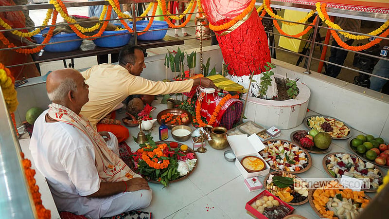 রাজধানীর ঢাকেশ্বরী জাতীয় মন্দিরে ষষ্ঠীপূজায় পুরোহিতরা; দেশজুড়ে শুরু হলো সনাতন ধর্মাবলম্বীদের প্রধান ধর্মীয় উৎসব। ছবি: শামছুল হক রিপন