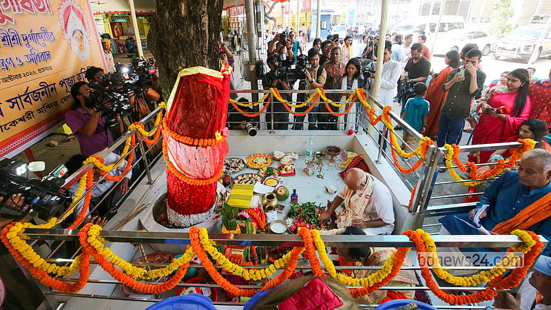 দুর্গোৎসবের প্রথম দিনে রাজধানীর ঢাকেশ্বরী মন্দিরে ধর্মীয় ভাবগাম্ভীর্যের মধ্য দিয়ে সম্পন্ন হয় ষষ্ঠীপূজা ও অধিবাস। ছবি: শামছুল হক রিপন