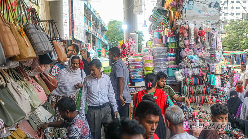 ঢাকার নিউ মার্কেট এলাকায় ফুটব্রিজে ওঠার পথ দখল করে বসেছেন হকাররা। এতে ভিড় ঠেলে চলাচলল করছে মানুষ।&amp;nbsp; ছবি: আব্দুল্লাহ আল মমীন