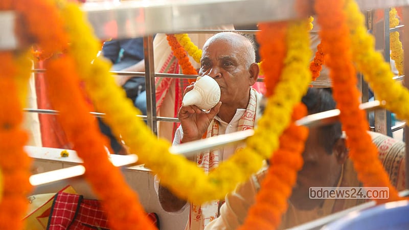 দুর্গোৎসবের প্রথম দিনে রাজধানীর ঢাকেশ্বরী মন্দিরে ধর্মীয় ভাবগাম্ভীর্যের মধ্য দিয়ে সম্পন্ন হয় ষষ্ঠীপূজা ও অধিবাস। ছবি: শামছুল হক রিপন