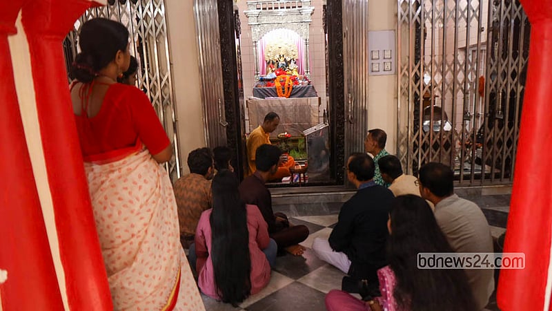 রাজধানীর ঢাকেশ্বরী জাতীয় মন্দিরে ষষ্ঠীপূজায় পুরোহিতরা; দেশজুড়ে শুরু হলো সনাতন ধর্মাবলম্বীদের প্রধান ধর্মীয় উৎসব। ছবি: শামছুল হক রিপন