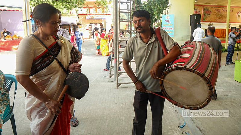 দেবীর আবাহনে উৎসবমুখর ঢাকেশ্বরী মন্দির; ষষ্ঠীপূজার দিনে আনন্দঘন মুহূর্তে সনাতন ধর্মাবলম্বী নারীরা। ছবি: শামছুল হক রিপন