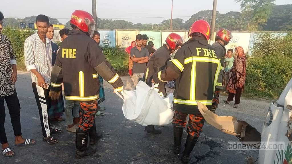 উল্টোপথে আসা কভার্ড ভ্যানের ধাক্কায় লেগুনার ২ যাত্রী নিহত