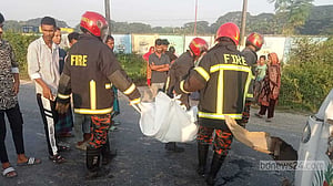 উল্টোপথে আসা কভার্ড ভ্যানের ধাক্কায় লেগুনার ২ যাত্রী নিহত