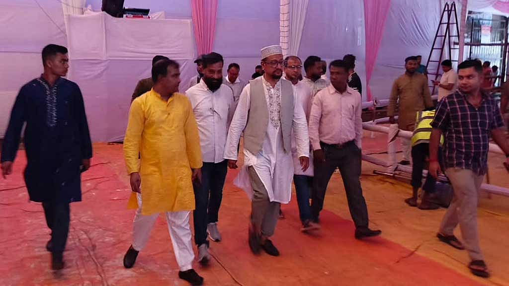 প্রধানমন্ত্রীর সফরের প্রস্তুতি দেখতে পূজামণ্ডপে মেয়র শাহাদাত