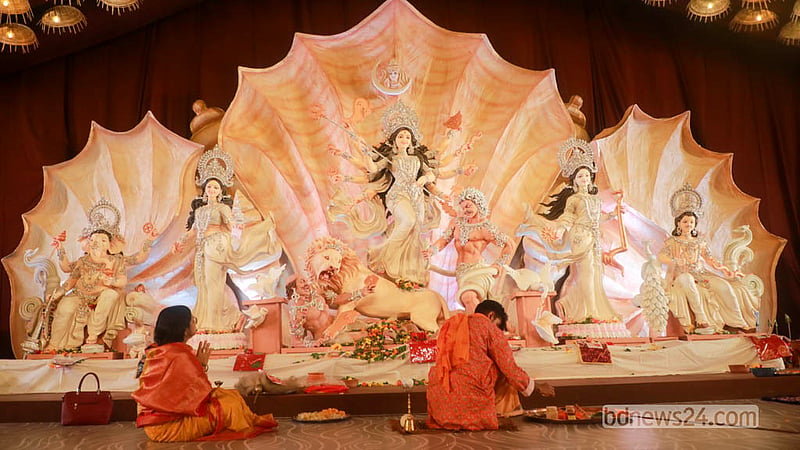 দুর্গাপূজার সপ্তমীতে বনানীর মণ্ডপে নানা আয়োজন ছিল গুলশান-বনানী সার্বজনীন পূজা ফাউন্ডেশনের।&amp;nbsp; &amp;nbsp;ছবি: আব্দুল্লাহ আল মমীন