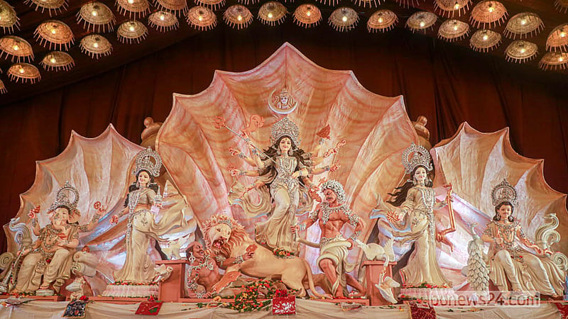 ঢাকার বনানী পূজামণ্ডপে দুর্গার প্রতিমা। শুক্রবার ষষ্ঠীর মধ্য দিয়ে এ মণ্ডপে শুরু হয় পূজার মূল আনুষ্ঠানিকতা। &amp;nbsp;&amp;nbsp;ছবি: আব্দুল্লাহ আল মমীন