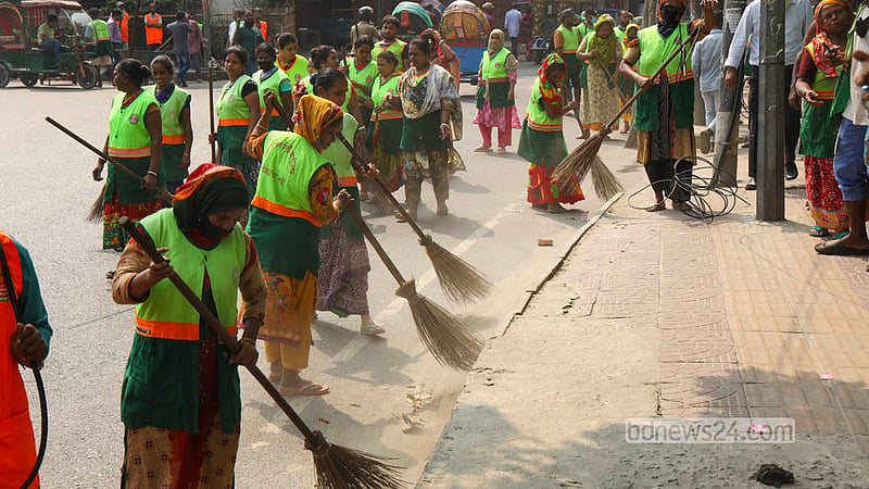 ডেঙ্গু নিয়ন্ত্রণে মাঠপর্যায়ে ঢাকা দক্ষিণ সিটি করপোরেশনের তৎপরতা। শনিবার টিকাটুলী এলাকায় পরিচ্ছন্নতা অভিযানে অংশ নিয়েছেন একদল পরিচ্ছন্নতা কর্মী। ছবি: শামছুল হক রিপন