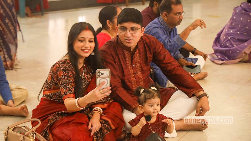 ঢাকার রামকৃষ্ণ মিশন ও মঠের পূজামণ্ডপে নবপত্রিকা প্রবেশ ও স্থাপন শেষে দেবীর চরণে অঞ্জলি দিচ্ছেন সনাতন ধর্মাবলম্বী পুণ্যার্থীরা। ছবি: শামছুল হক রিপন