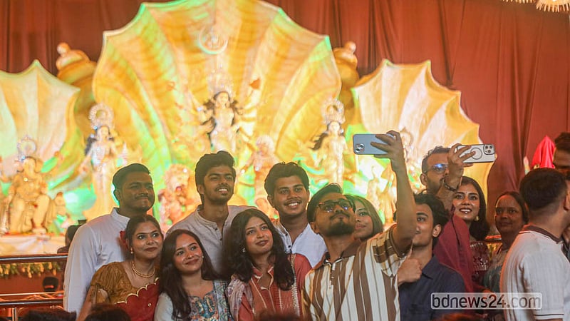 দুর্গাপূজার সপ্তমীতে ঢাকার বনানী পূজামণ্ডপে এসে ছবি তোলেন অনেক দর্শনার্থী। &amp;nbsp;&amp;nbsp;ছবি: আব্দুল্লাহ আল মমীন
