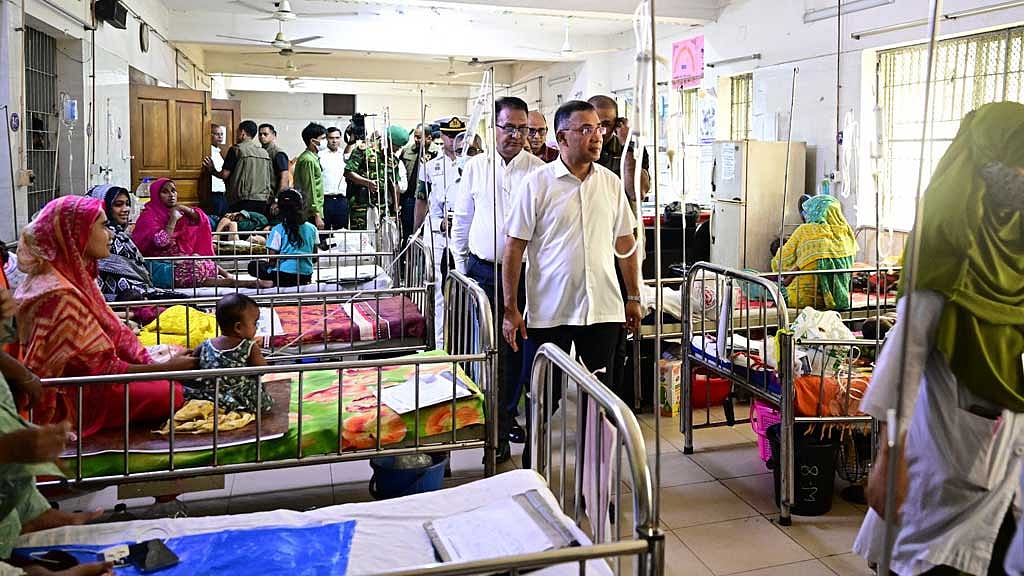আচমকা শিশু হাসপাতালে প্রধানমন্ত্রী, ধূমপান করতে দেখে চিকিৎসককে বরখাস্তের নির্দেশ