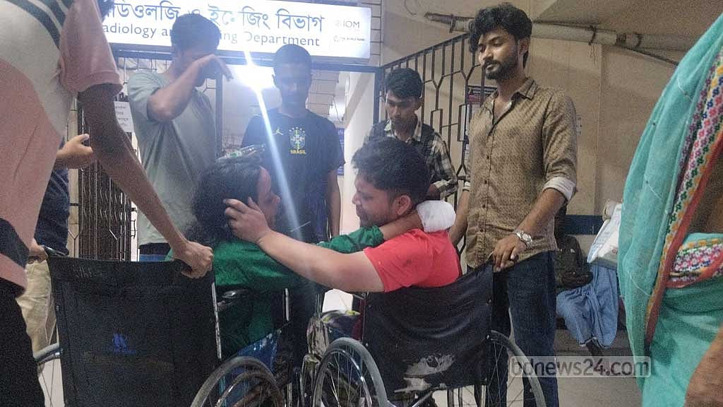 ১০টা মিনিট পেলে স্ত্রীও নামতে পারতেন: কক্সবাজারে আগুনে আহত আশিকুল