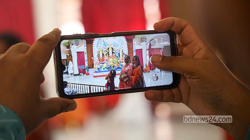 ঢাকার রামকৃষ্ণ মিশন ও মঠের পূজামণ্ডপে নবপত্রিকা প্রবেশ ও স্থাপন শেষে দেবীর চরণে অঞ্জলি দিচ্ছেন সনাতন ধর্মাবলম্বী পুণ্যার্থীরা। ছবি: শামছুল হক রিপন