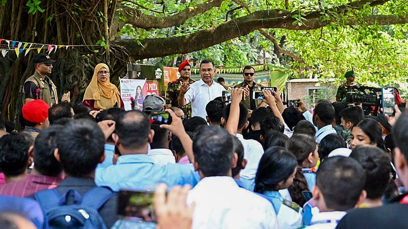 রাজধানীর আজিমপুর সরকারি কর্মকর্তা-কর্মচারী কোয়ার্টার পরিদর্শনে গিয়ে সেখানকার বাসিন্দদের সঙ্গে কুশল বিনিময় করেন প্রধানমন্ত্রী তারেক রহমান। ছবি: পিএমও