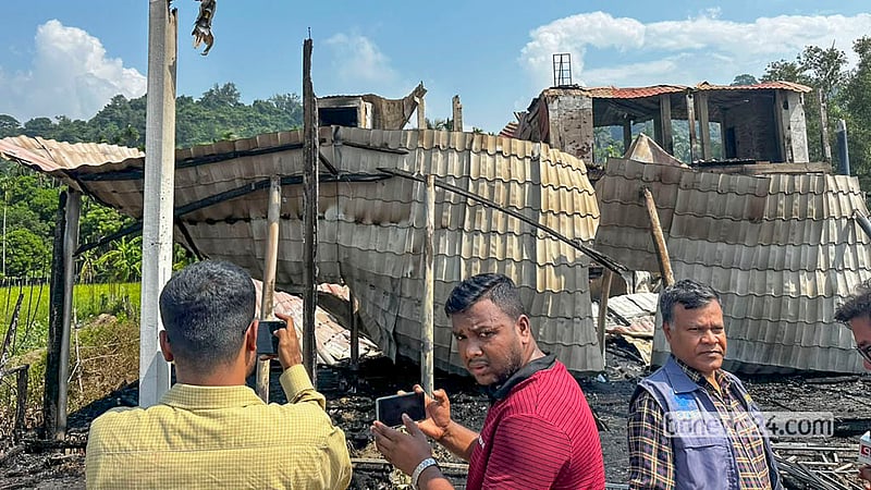 ভয়াবহ আগুনে পুড়ে যাওয়া কক্সবাজারের পাটুয়ারটেক এলাকার ‘টুপটুপ রেস্তো অ্যান্ড রিসোর্ট’। ছবি: সৌরভ দেব